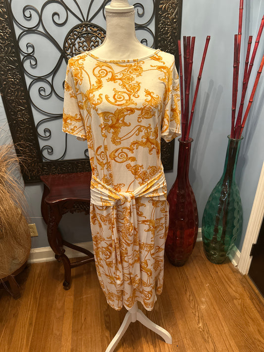 White and Gold Dress Curvy Girl